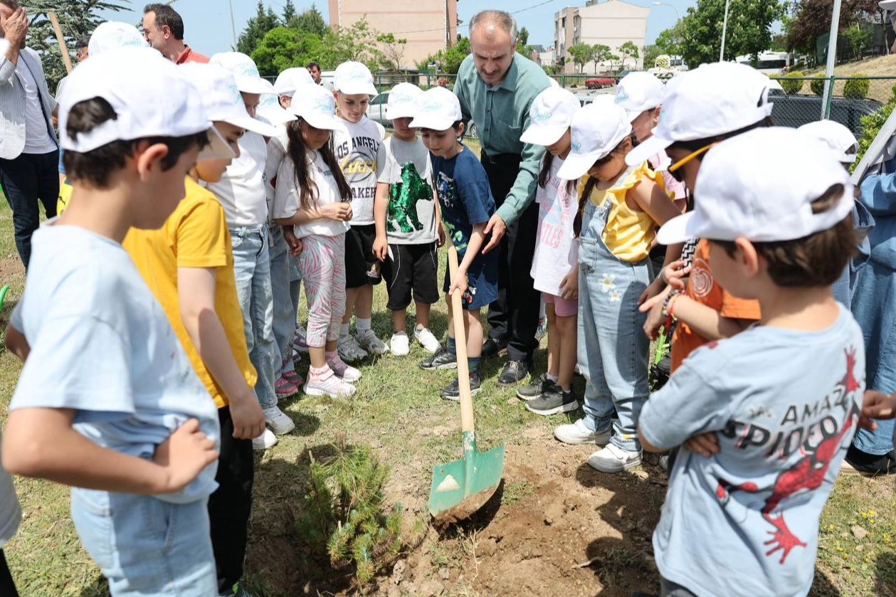 Çayırovalı öğrenciler birlikte fidan dikti