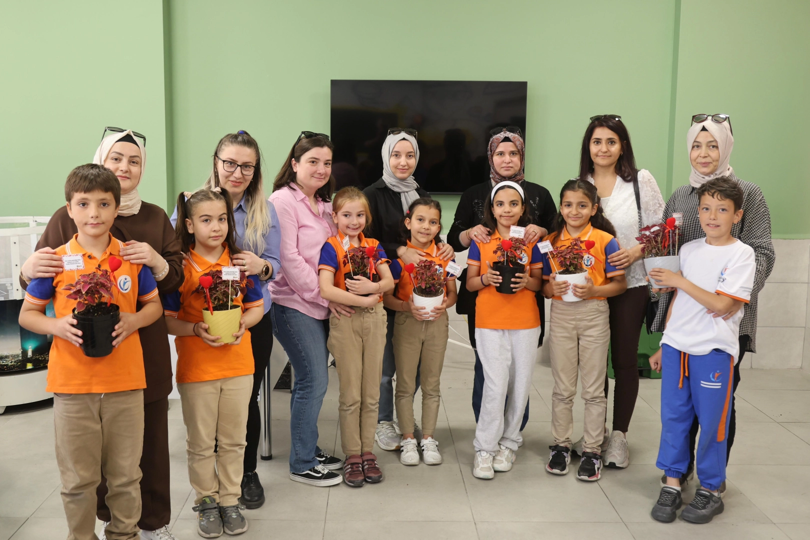 Konya'da çocuklar çiçekleri annelerine hediye etti