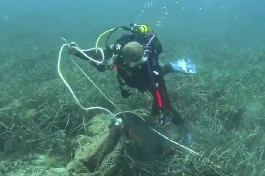 İzmir'de deniz dibinden 1,5 ton ağ çıkarıldı!