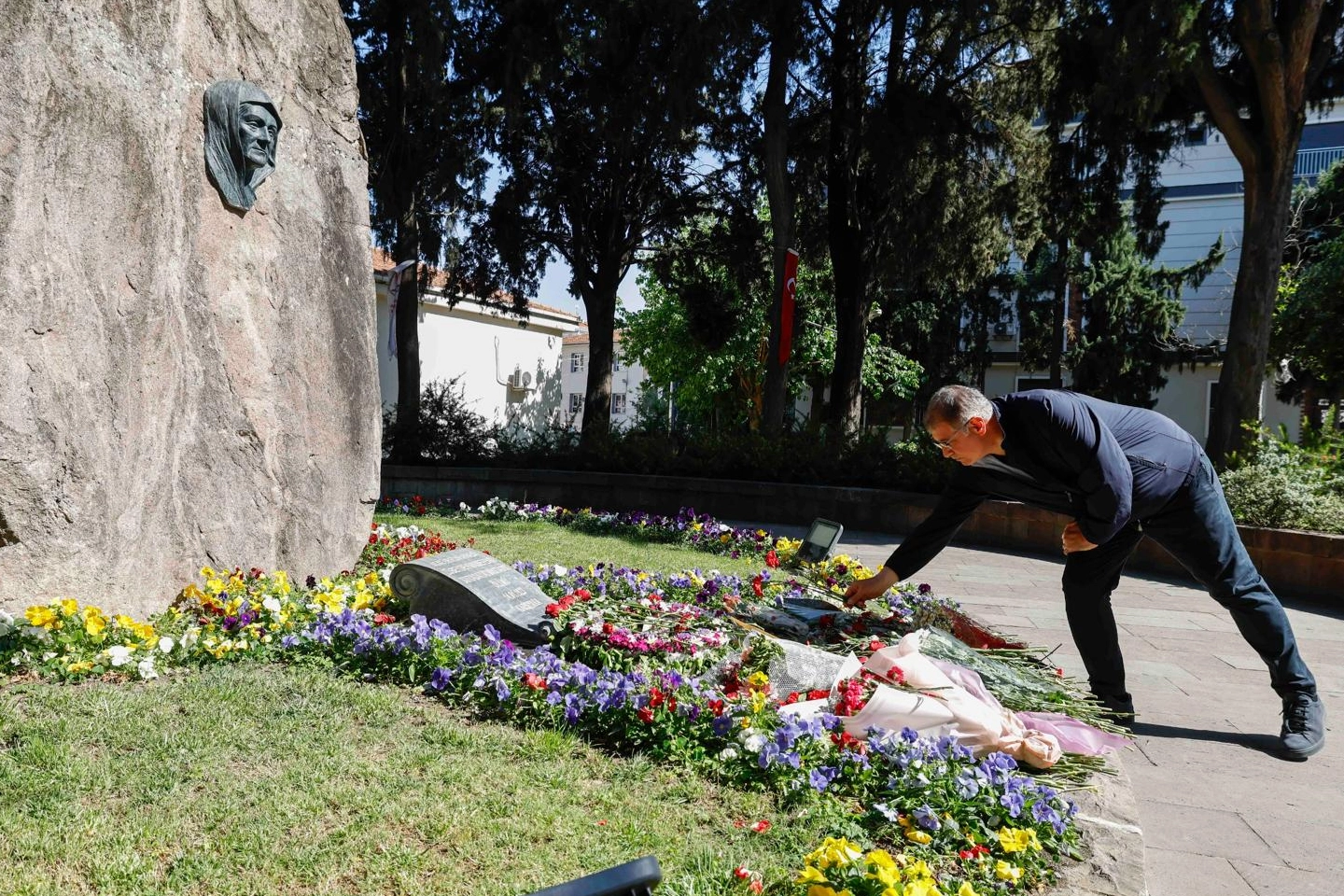 Zübeyde Hanım'ın anıt mezarına ziyaret