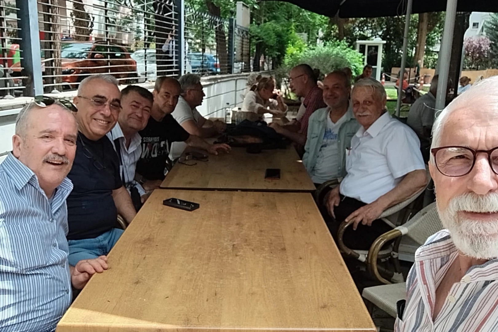 Lise arkadaşları 42 yıl sonra bir araya geldi