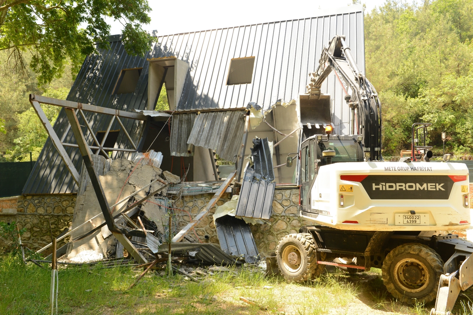 Bursa Hasanağa'da kaçak villalara yıkım!