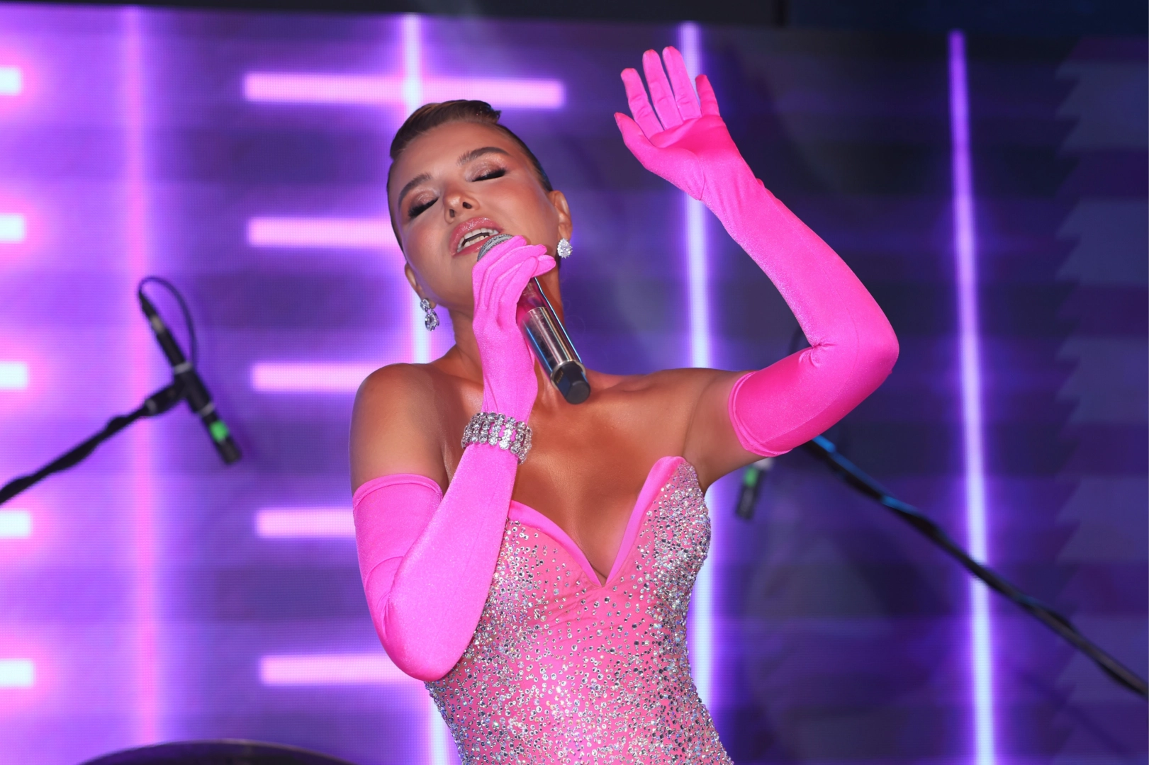 Pespembe Gülben Alaçatı'da ışıldadı